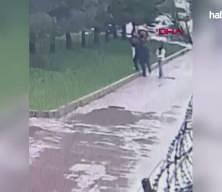 &Uuml;zerine su sı&ccedil;ratan s&uuml;r&uuml;c&uuml;n&uuml;n saldırısına uğradı; o anlar kamerada