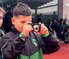 Serdar Dursun'dan takdir toplayan hareket! Tuşlu telefonla gol&uuml;n&uuml; &ccedil;eken &ccedil;ocuğa hediye aldı