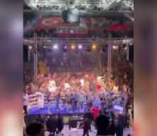 Sonunda bu da oldu! Boks ma&ccedil;ında izleyiciler ringde sporcuları d&ouml;vd&uuml;