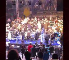 Sonunda bu da oldu! Boks ma&ccedil;ında izleyiciler ringde sporcuları d&ouml;vd&uuml;