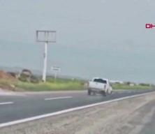 Suriye-T&uuml;rkiye sınırında, insan ka&ccedil;ak&ccedil;ılarıyla kovalamaca anı kamerada: 3 g&ouml;zaltı