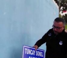 Tuncay Sonel'in adının verildiği cadde tabelası s&ouml;k&uuml;ld&uuml;!
