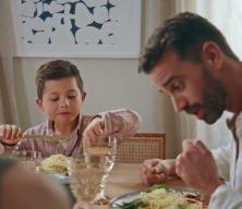 Uzman isimden dikkat &ccedil;eken &ouml;neri: "&Ccedil;ocuklarla aynı sofraya oturun"