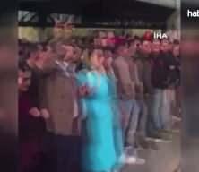 Vatandaş &ccedil;ileden &ccedil;ıktı: Metrob&uuml;s&uuml;n &ouml;n&uuml;n&uuml; kestiler!