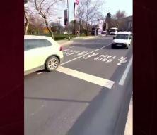 Yabancı turistin İstanbul'da yaya ge&ccedil;idini kullanamaması sosyal medyada g&uuml;ndem oldu