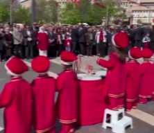 Yine CHP yine skandal: 23 Nisan t&ouml;reninde &ccedil;ocukların mehter g&ouml;sterisine sırt d&ouml;nd&uuml;ler...