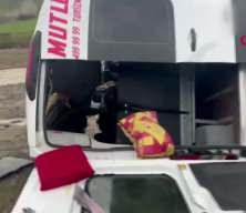 Yolcu minib&uuml;s&uuml; dere yatağına yuvarlandı: 16 yaralı