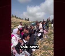 İsrail'in Batı Şeria'da &ccedil;ocuklara jiletli tel engeli