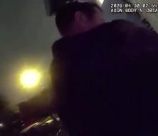 Kapıyı a&ccedil;tıkları anda cehennemi yaşadılar: Polislerin m&uuml;dahale ettiği ev havaya u&ccedil;tu