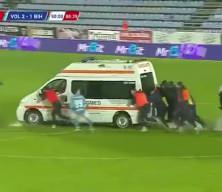 Romanya'da sahada ilerleyemeyen ambulansı futbolcular itikledi!