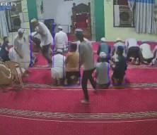 Hindistan'da camiye giren yılan cemaatte b&uuml;y&uuml;k paniğe neden oldu