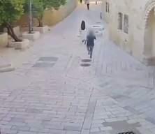 Yahudi fanatik Fransız katolik kadını sokakta saldırdı