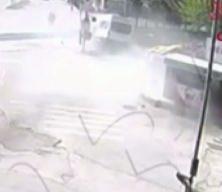 Amasya'da servis minib&uuml;s&uuml; kaldırıma &ccedil;arparak durağı yere serdi: İki gen&ccedil; kız saniyelerle kurtuldu