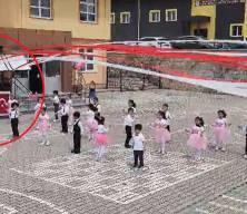 Anaokulu bah&ccedil;esinde g&ouml;steri yapan &ouml;ğretmen ve &ouml;ğrencilerin &uuml;zerine tabela d&uuml;şt&uuml;; olay kamerada