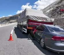 Aracıyla TIR'ın altına girdi, burnu bile kanamadı