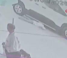 Vatandaş yetişti, faciadan d&ouml;n&uuml;ld&uuml;! K&uuml;&ccedil;&uuml;k &ccedil;ocuk &ouml;l&uuml;mle burun buruna geldi