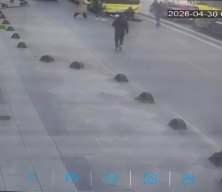 Bağcılar'da yolun karşısına ge&ccedil;meye &ccedil;alışan &ouml;ğrenciye İETT otob&uuml;s&uuml; &ccedil;arptı