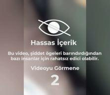 Bangladeş'te t&uuml;yleri diken diken eden anlar! Baba ve oğlu trenin altında kaldı