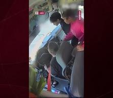 Bayılan otob&uuml;s şof&ouml;r&uuml;n&uuml; farkeden &ouml;ğrenciler kazayı &ouml;nledi