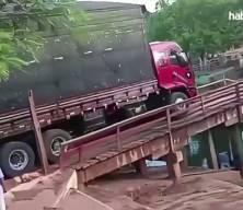 Brezilya'da korkun&ccedil; anlar: Ahşap k&ouml;pr&uuml; devrildi TIR dereye u&ccedil;tu!