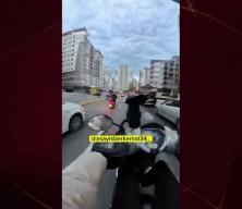 Esenyurt&rsquo;ta trafikte dehşet: Otomobile sopayla saldırı kamerada
