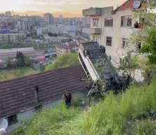 Evin &ccedil;atısına d&uuml;şen okul servisinin şof&ouml;r&uuml; &ouml;ld&uuml;