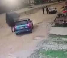 Giresun'da hafif ticari aracıyla husumetlisine &ccedil;arpıp ka&ccedil;tı: O anlar kamerada