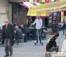 G&uuml;nde 25 bin adım atan &ccedil;aycı yorulunca &ccedil;areyi hoverboard ile serviste buldu