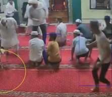 Hindistan'da camide namaz sırasında ortaya &ccedil;ıkan yılanı imam kıskıvrak yakaladı