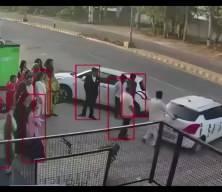 Hindistan'da d&uuml;ğ&uuml;n fotoğraf&ccedil;ısı s&uuml;ratli aracın &ccedil;arpması sonucu hayatını kaybetti