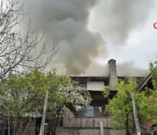 İki katlı ev alev alev yandı