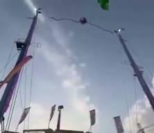 İspanya'daki fuarda d&uuml;zenlenen eğlence korkuyla son buldu! Dev sapan kopunca ortalık karıştı