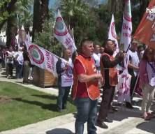 İzmir'de belediyelerde &ccedil;alışan memurlar CHP İl Başkanlığına y&uuml;r&uuml;d&uuml;