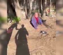 İzmir'de sokakta uyuyan yaşlı adamın y&uuml;z&uuml;ne tekme atıp sosyal medyada paylaştılar