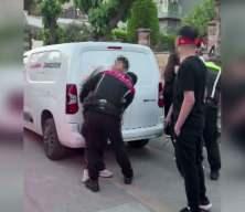 Ka&ccedil;an motosiklet s&uuml;r&uuml;c&uuml;s&uuml;, kazadan sonra polise sarılıp ağladı