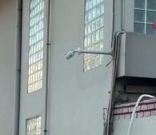 Kağıthane'de polis kendine saldıran gen&ccedil;ler ka&ccedil;ınca havaya uyarı ateşi a&ccedil;tı