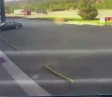 Kamyondan kopan tekerlek 300 metre yuvarlanıp mağazaya daldı