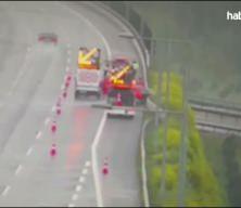 Kuzey Marmara Otoyolu'nda kaza! Yoldaki g&ouml;revlilere &ccedil;arptı!