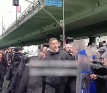 Mecidiyek&ouml;y'de arbade! TİP başkanı Erkan Baş polis barikatlarına saldırdı