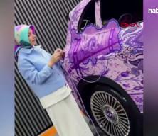 Mor tutkunu kadın Togg aracını ultraviyole ışıkta parlayan halıyla kaplattı