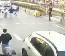 Motosiklet yayaya &ccedil;arptı: Kaza anı kameraya yansıdı