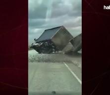 Şiddetli r&uuml;zgar kamyon devirdi: Havada par&ccedil;alandı