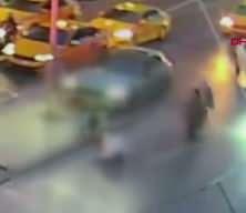 Şişli&rsquo;deki trafik kazasında &uuml;zerine trafik ışığı devrilen Mısırlı turist hayatını kaybetti 