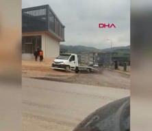 Tartıştığı kişilerin &uuml;zerine &ouml;nce aracını s&uuml;rd&uuml;, ardından sopayla saldırdı