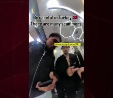 Turisten fazla para almak isteyen o berberin d&uuml;kkanı m&uuml;h&uuml;rlendi