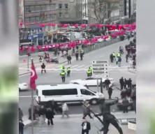 Ulus'ta yıkım &ccedil;alışması sırasında binanın &ouml;n&uuml;ndeki platform caddeye yıkıldı 