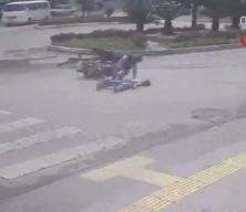 Yaya ge&ccedil;idini kullanan bisiklete motosiklet &ccedil;arptı: 2'si &ccedil;ocuk 3 yaralı