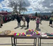 Almanya'dan Erzincan'a gelen gurbet&ccedil;i, eşek sırtındaki kitap ve kırtasiye malzemelerini &ouml;ğrencilere dağıttı