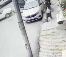 Bağcılar'da park halindeyken freni boşalan kamyon 8 araca &ccedil;arptı; kaza kamerada 