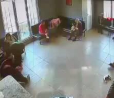 Beylikd&uuml;z&uuml;'nde bakımevi dehşeti: Yaşlı hastaları darbedip y&uuml;zlerine t&uuml;k&uuml;rd&uuml;ler